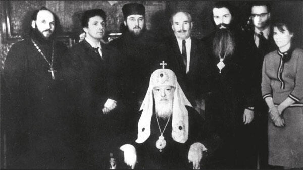 Встреча с патриархом Алексием I Патриарх Алексий II вручает Илье Глазунову - фото 28