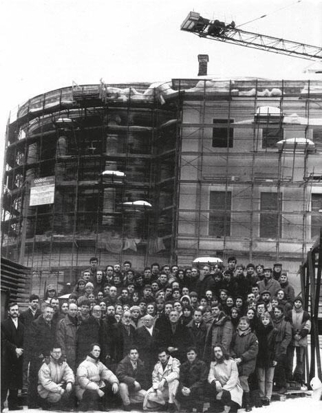 Преподаватели и студенты перед реконструируемым зданием Российской академии - фото 30