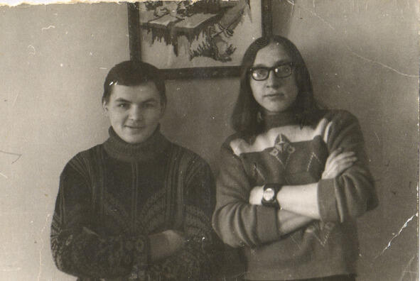 Слева Витя Ивановский одноклассник Нам по двадцать Это ему было самое первое - фото 1