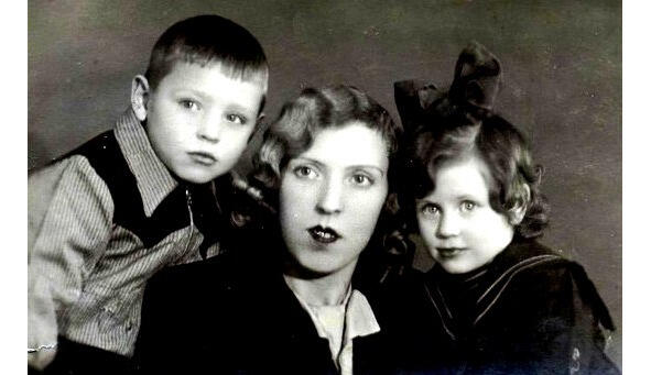 Мама Мария Павловна со своими детьми Юрой и Олей На одном из фото его - фото 3