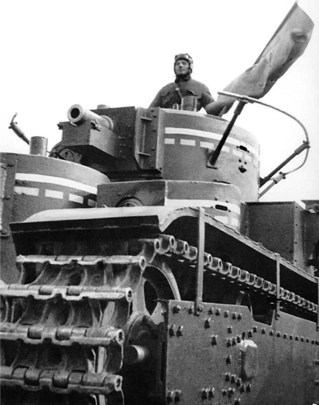 Танк Т35 перед выходом на Красную площадь 7 ноября 1936 года Антенна - фото 1