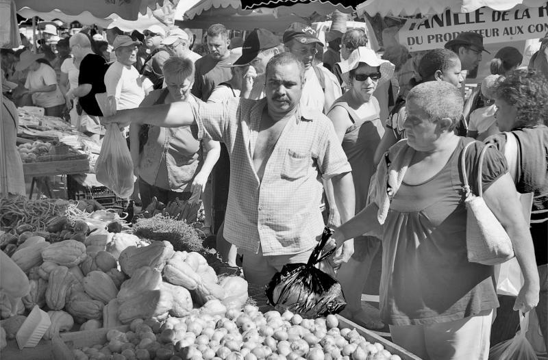 Покупатели и продавцы на рынке в СенДени недалеко от центра Парижа В октябре - фото 82