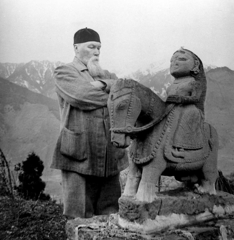 Художник Николай Рерих 18741947 рассматривает тибетскую скульптуру Но - фото 83