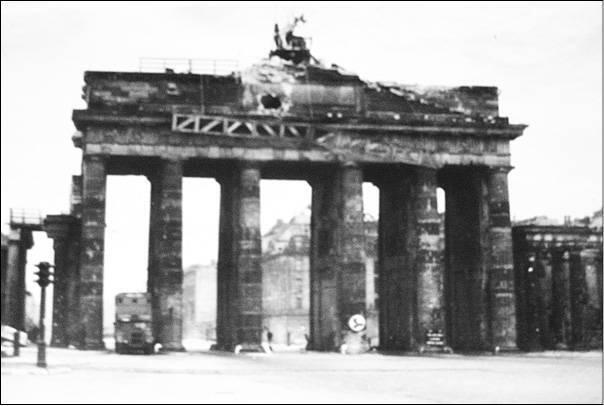Бранденбургские ворота в первые мирные дни А Г Котиков знакомит гостей с - фото 24