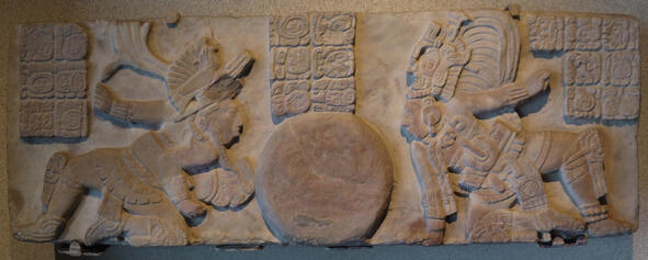 Царь Калакмуля справа играет в мяч с почившим правителем Тонины слева - фото 1