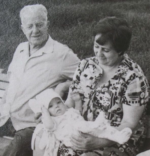 Ираида Александровна с мужем и внучкой Мой возраст Нет ответа однозначного - фото 7