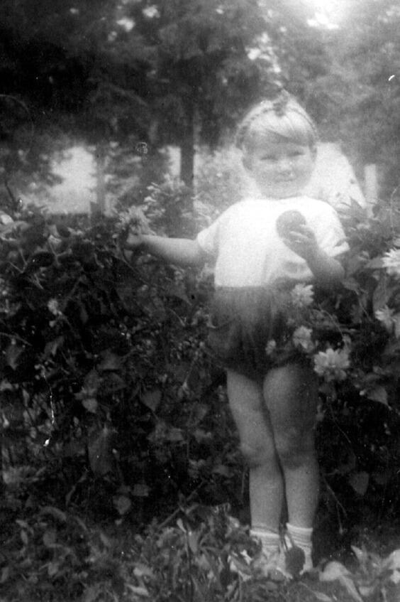 Я на детсадовской даче 1945 год Однако я конечно болела и тогда меня - фото 2