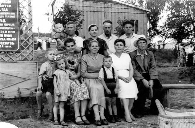 Семья ТишковыхТягуновых Нижнесергинский сад металлургов 1959 фотография из - фото 9
