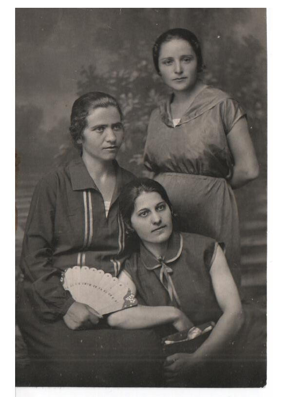 1929 год Я внизу с подругами из курса кройки и шитья Жизнь во Фролово В - фото 3
