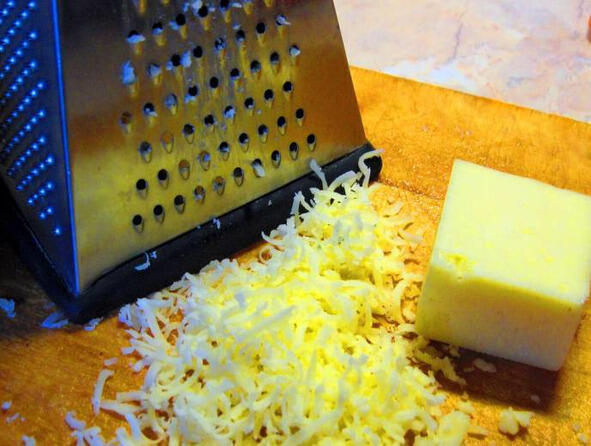 Небольшой кусочек любого твёрдого сыра протрём через мелкую тёрку Смешаем все - фото 11