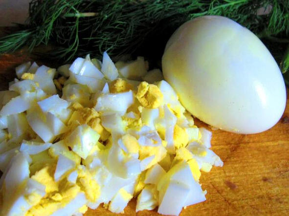 Яйца мелко порубить ножом Сваренный картофель охладить под струёй холодной - фото 20