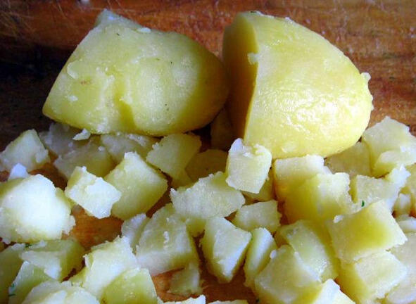 Сваренный картофель охладить под струёй холодной воды очистить от кожуры и - фото 21