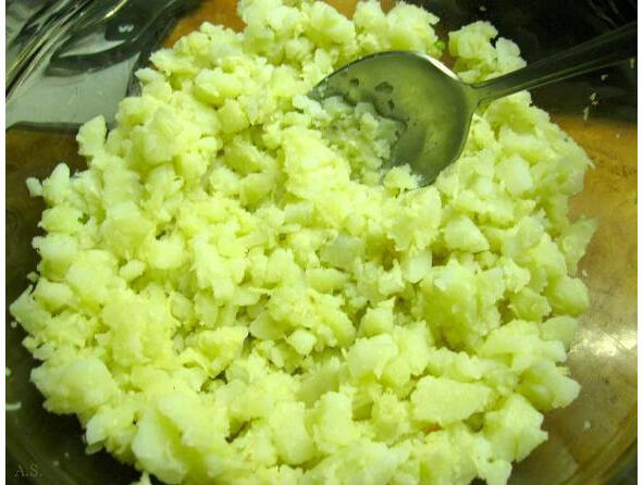 Нарежем варёный картофель кубиками Два варёных яйца порубим ножом - фото 24