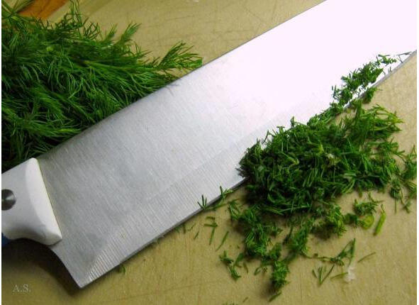 Зелень укропа и петрушки порубить Добавим в салат зелёный горошек - фото 27