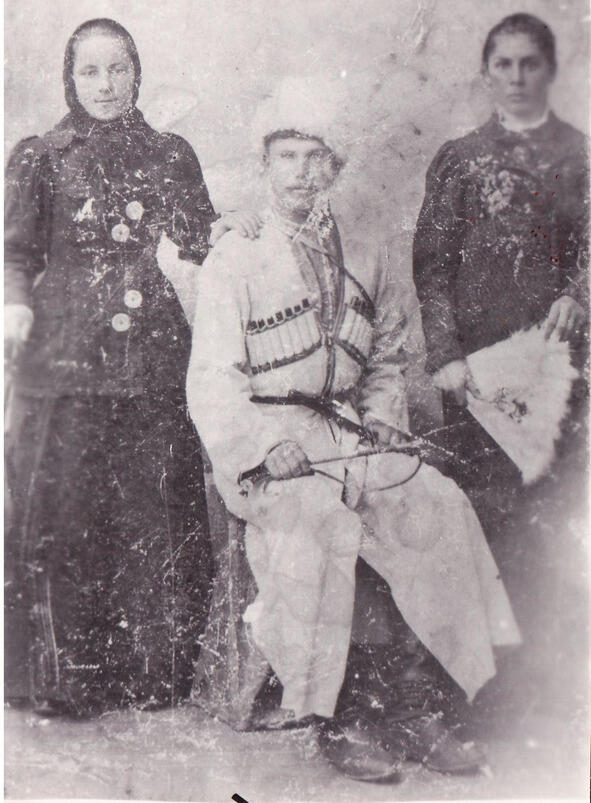 Фото 1890года Дед Углова казак Углов Василий Николаевич с сёстрами Слева - фото 1