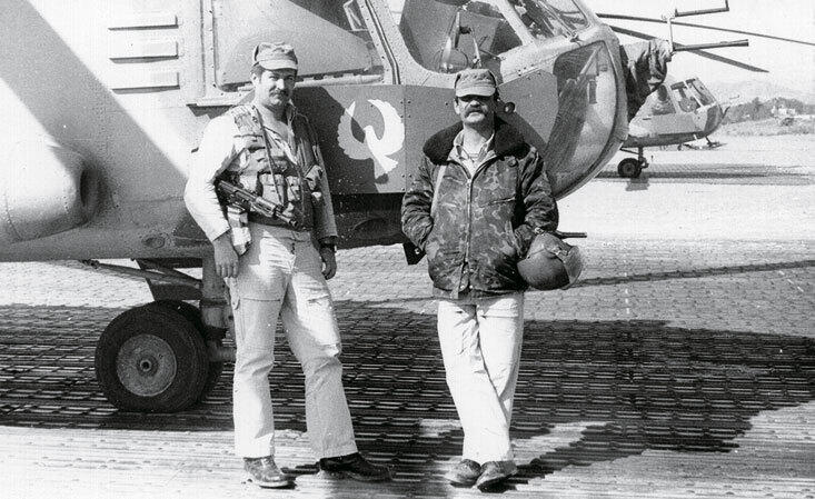 Голубь мира на вертолете Ми8МТ 335го полка Справа Герой Советского Союза - фото 28