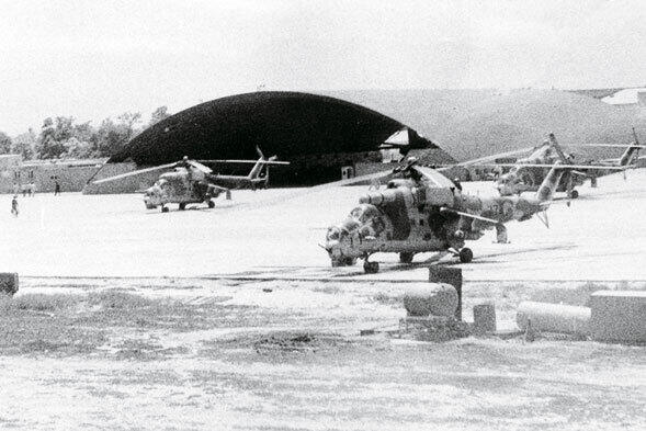 Афганские Ми25 в военной зоне аэропорта Кабул Май 1988 года - фото 399