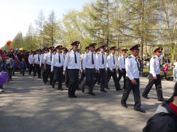 Много мужчин и женщин в военной форме с орденами и медалями на груди гуляют по - фото 8