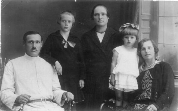 Слева направо Андрей Казимирович Панченко отец Лиды Мария её старшая - фото 1