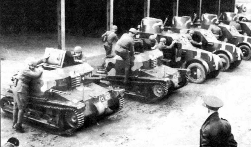 Танкетки vz33 в парке одной из частей чехословацкой армии На заднем плане - фото 25