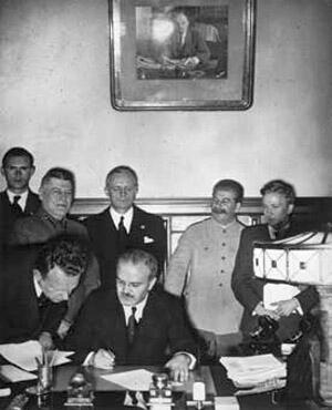 Молотов подписывает Договор о ненападении между Германией и Советским Союзом - фото 2