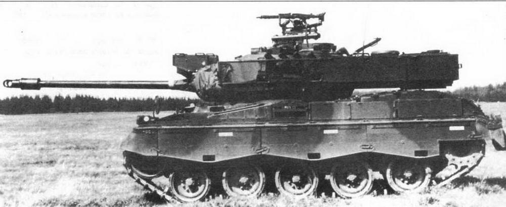 На фото в верху и слева модернизированный легкий танк M41DK1 датской армии - фото 30
