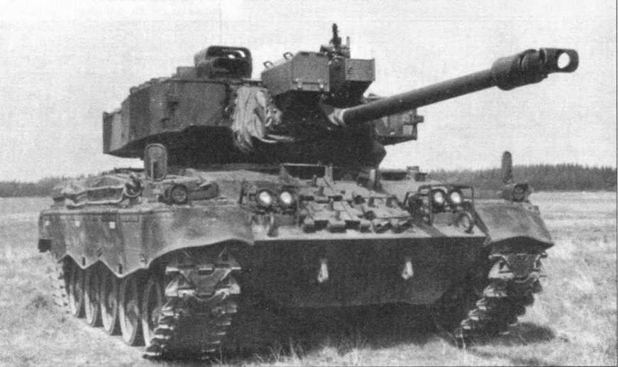 На фото в верху и слева модернизированный легкий танк M41DK1 датской армии - фото 31