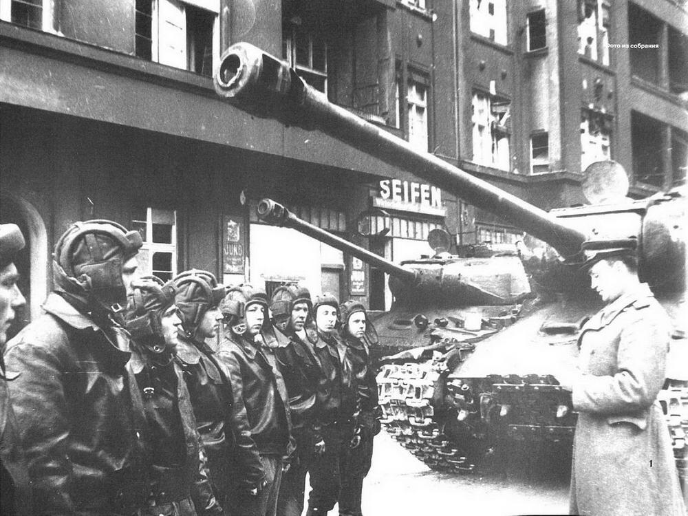 Подразделение танков ИС2 полковника Григорьева получает боевую задачу 1945 г - фото 1