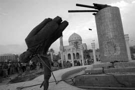 Снос статуи Саддама Хусейна установленной в центре Багдада 9 апреля 2003 - фото 3