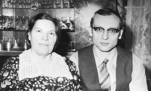 Фото 3 Александр Викторович Зараев с матерью Марией Григорьевной Зараевой - фото 11