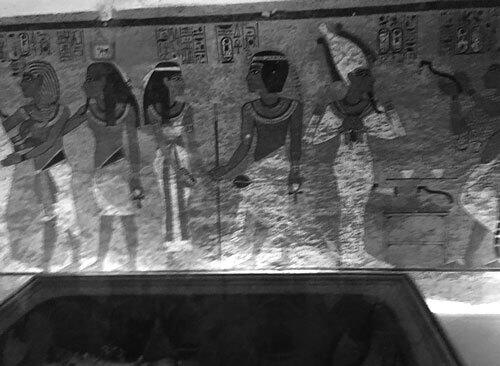 Фото 10 Саркофаг с телом Тутанхамона в его гробнице На стенах сцены из - фото 18
