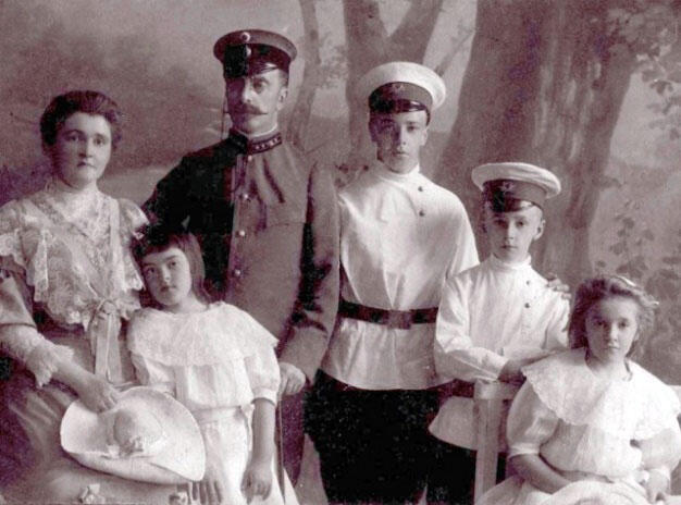 Семья Гримблит слева направо Вера Антониновна мать Татьяна Николай - фото 1