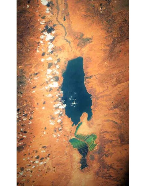 Один из самых уникальных водоёмов на Земле суперсолёное бессточное озеро - фото 27