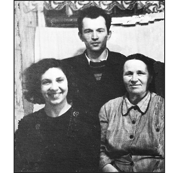 Мама Виктор и Женя А первый раз он женился на студентке медицинского - фото 9