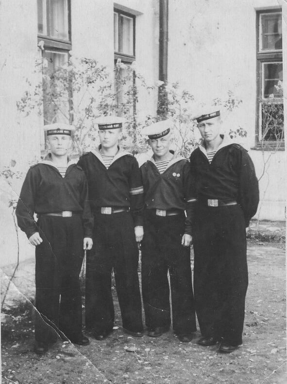Второй слева я Рустам В то время во флоте срочная служба была пять лет Я со - фото 13