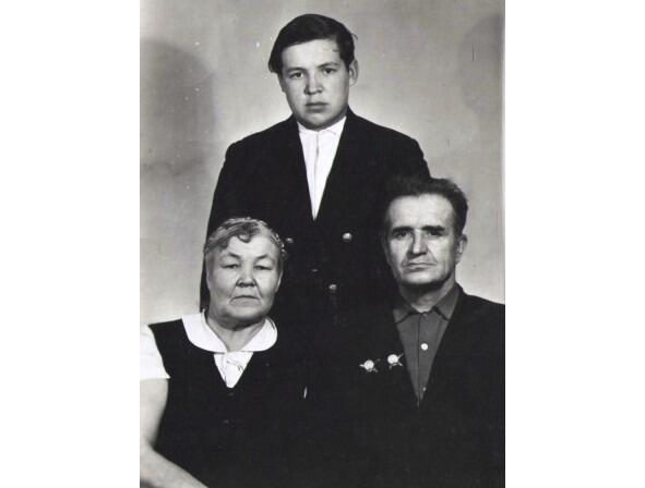Бабушка и дед с младшим сыном Александром Мама с детства была бойкого нраву - фото 5