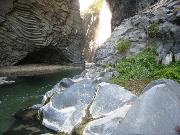 Ущелье реки Алькантара Ущелье реки Алькантара одно из самых живописных мест - фото 49