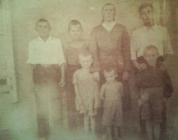 Наша семья Люда Гена Саша Юра Володя Мама Виктор 1952 г Семья была - фото 7