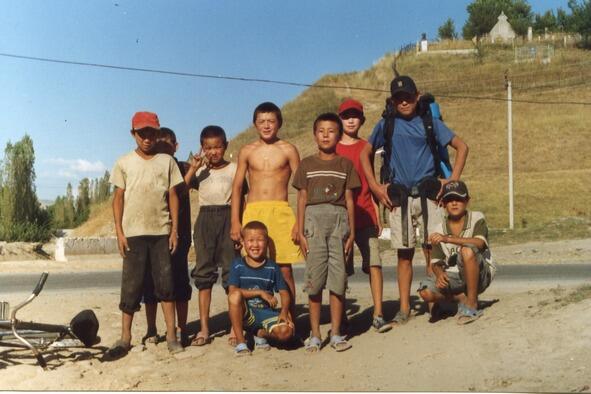 Юные жители Кыргызстана Я шёл около тридцати километров и дорога всё - фото 4