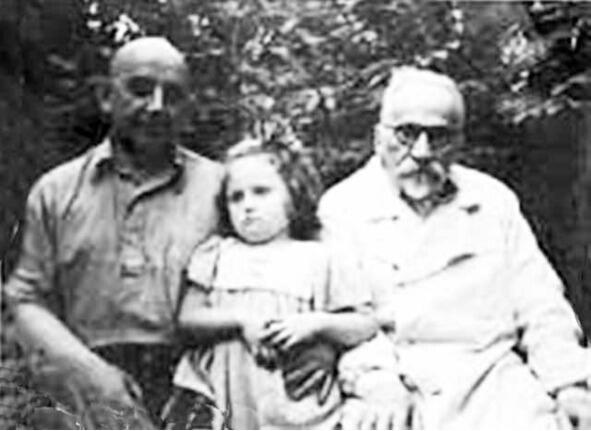 Дядя Миша слева рядом с ним его дочка Наташа а справа мой дедушка его отец - фото 6