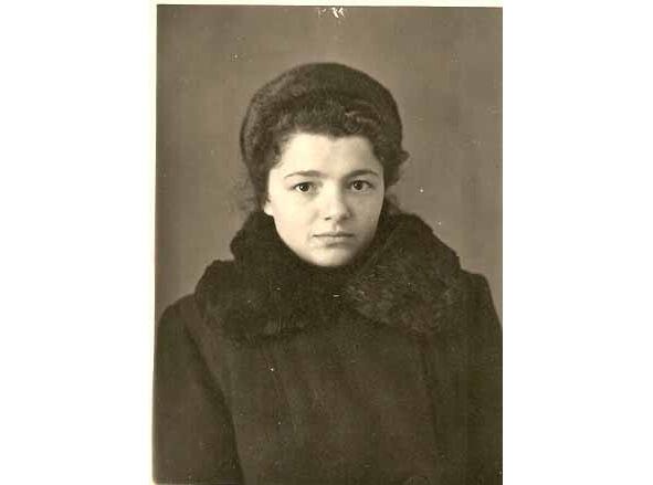 Любочка в Ленинграде 1952 Любочка была красивой и не могла не нравиться Ее - фото 19