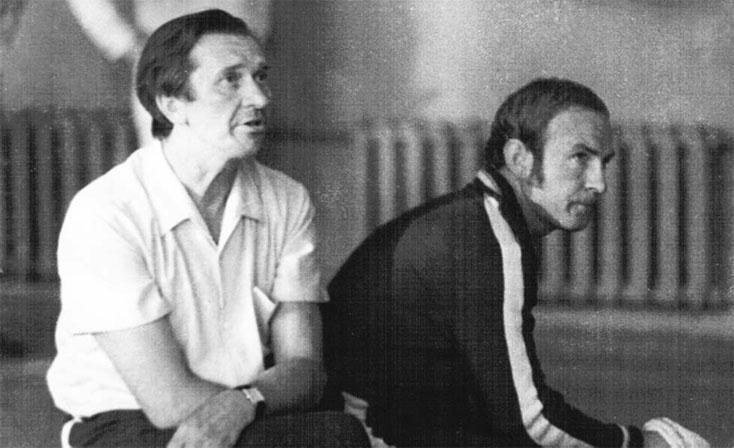 1977 год С заслуженным тренером СССР А Ф Лавриновичем На далёких - фото 25