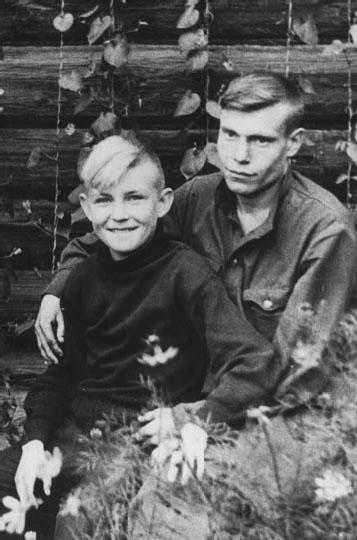 С отцом Петром Ивановичем 1954 год Жили мы довольно тяжело а тут ещё моя - фото 9