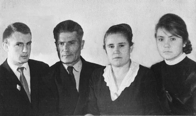 С родителями и сестрой Светланой УланУдэ 1965 год Помню как отец привёз - фото 10