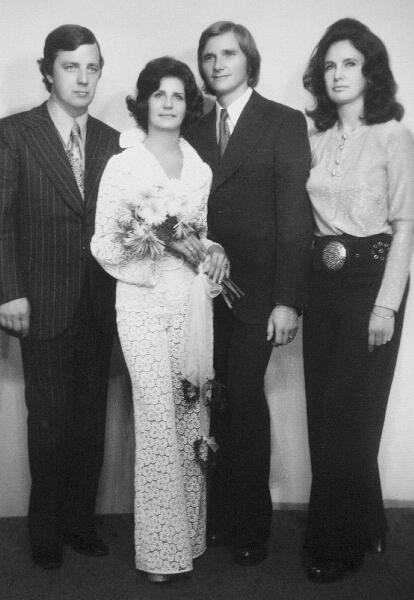 Раймонд и Лана Паулс на свадьбе Норы Бумбиере и Виктора Лапченока в центре - фото 11