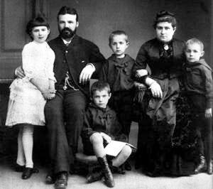 Евдокия и Иван Сытины с детьми Николаем Василием Владимиром и Марией - фото 12