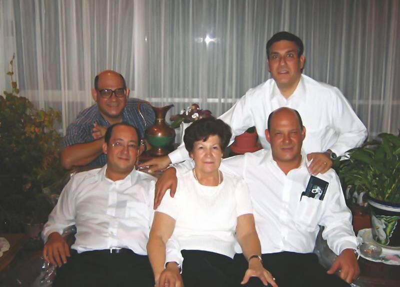 Октавио с матерью и братьями В первом ряду слева направо Октавио Марта - фото 6