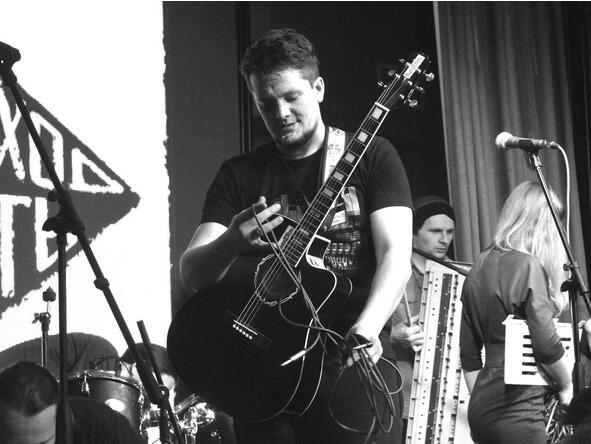 ДмитрийСГ Синицын концерт в Тобольске 2015 Друзья Благодаря Вам продолжаю - фото 1