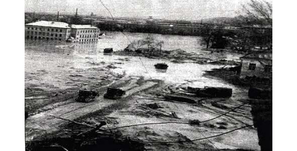 Рис 11Последствия прорыва дамбы гидроотвала Бабий яр в Киеве в 1961 г - фото 1