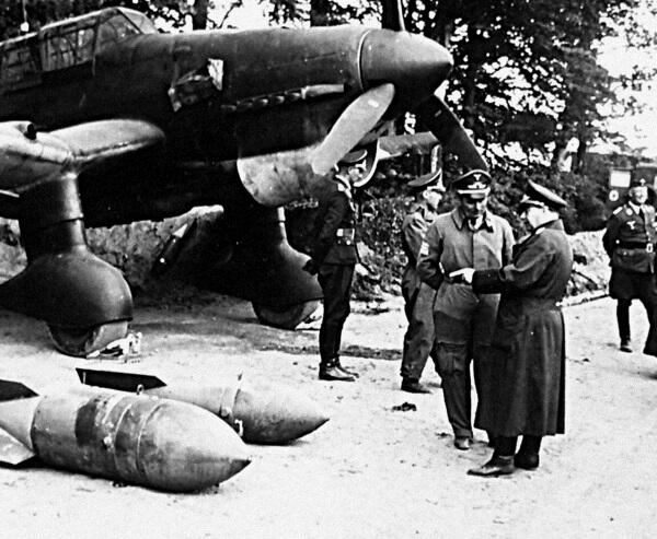 Пикирующий бомбардировщик Ю87 на показе Эрнсту Удету Перед самолетом лежат - фото 10